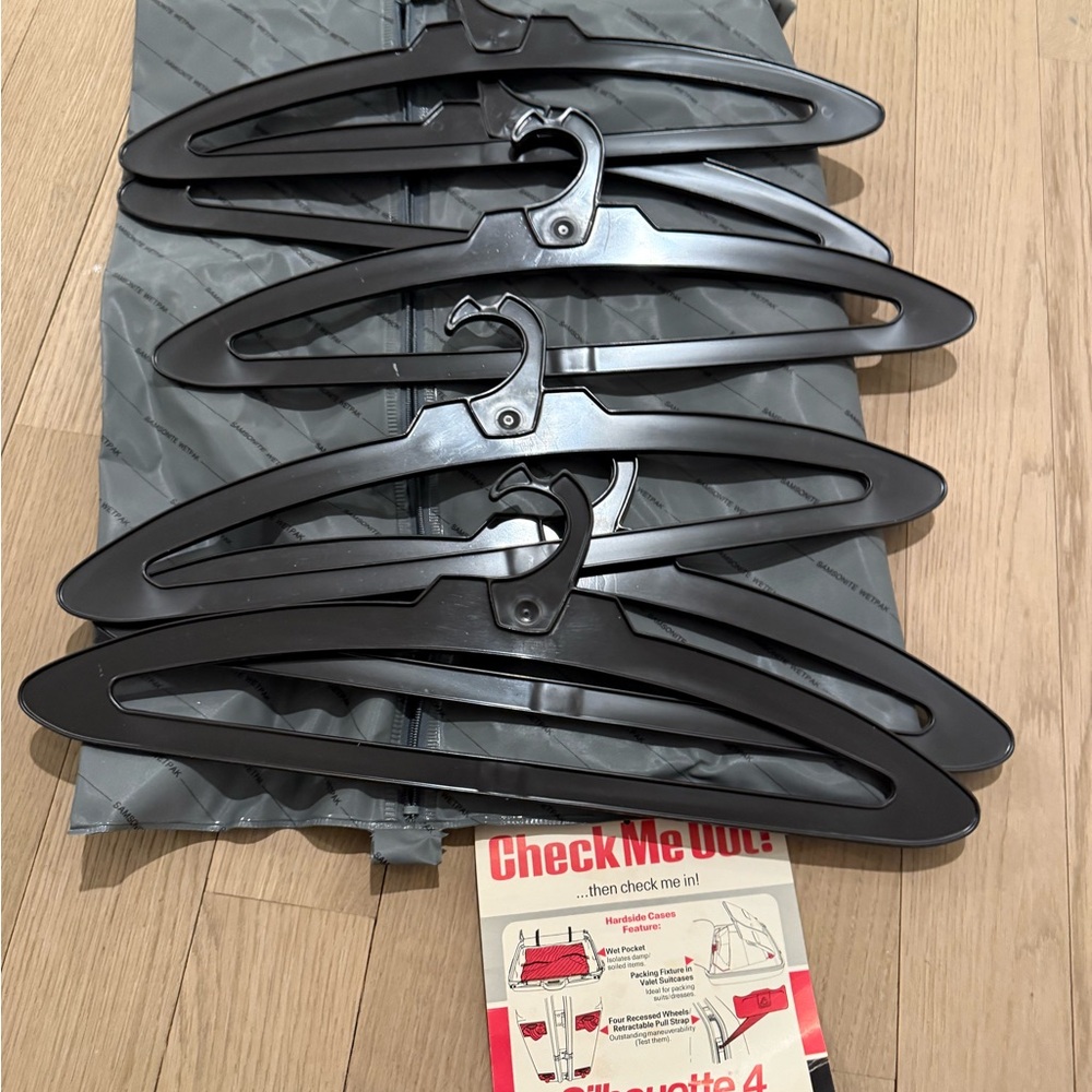 Samsonite silhouette 4 Wet bag with Set of Black Plastic Hangers for carry on